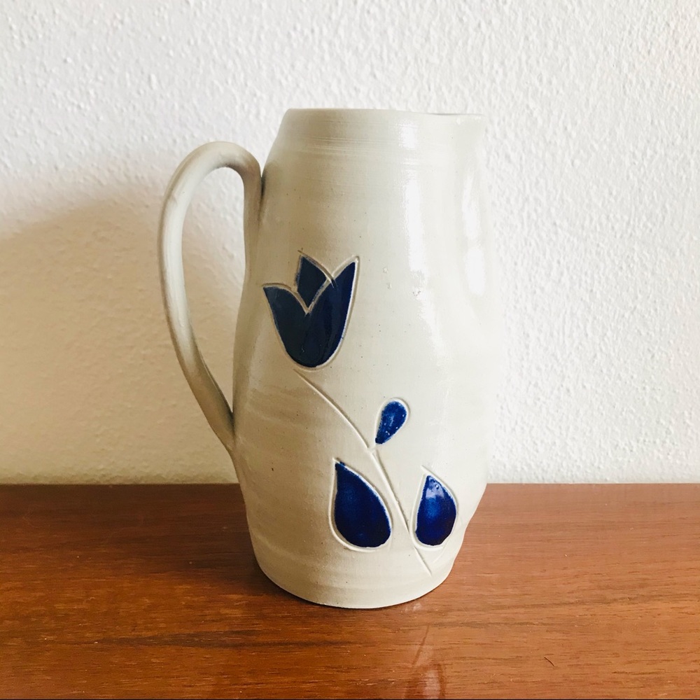 Williamsburg Virginia pottery vase/ pitcher